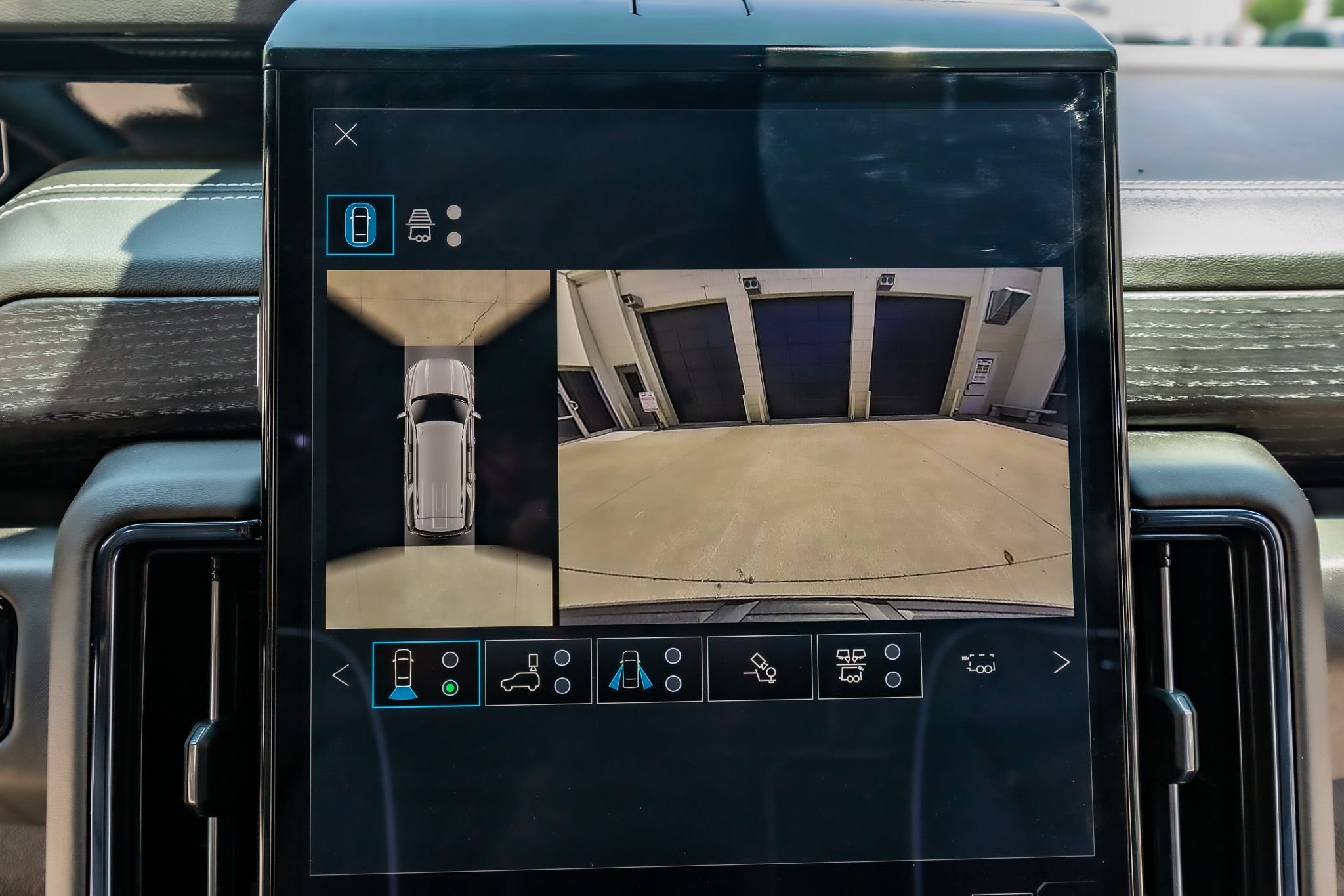 Used 2026 GMC Yukon AT4 Ultimate w/ LPO, Floor Liner Package AWD/4WD image 26