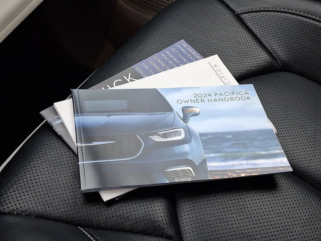 Used 2024 Chrysler Pacifica Limited FWD image 29