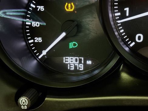 Used 2024 Porsche Macan AWD/4WD image 8