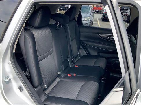 Used 2017 Nissan Rogue SV image 19