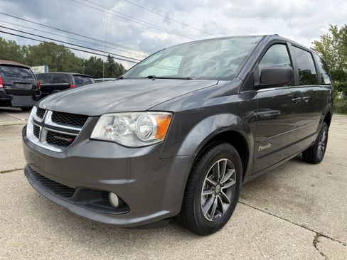 Used 2017 Dodge Grand Caravan SXT FWD image 2