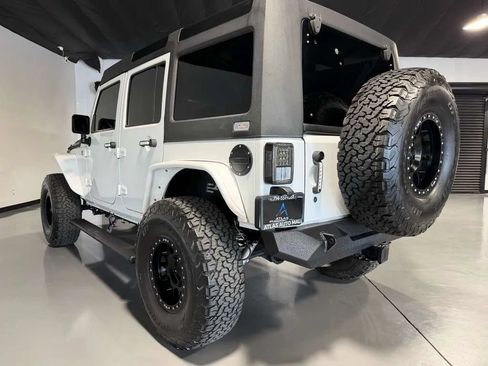 Used 2018 Jeep Wrangler Unlimited Rubicon w/ Connectivity Group AWD/4WD image 6