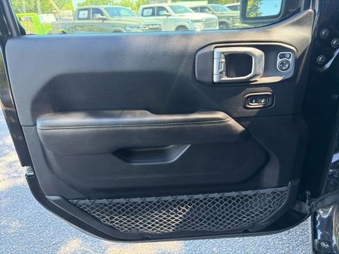 Used 2018 Jeep Wrangler Unlimited Sahara AWD/4WD image 13