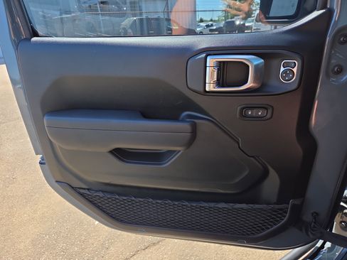Used 2025 Jeep Gladiator Sport AWD/4WD image 17