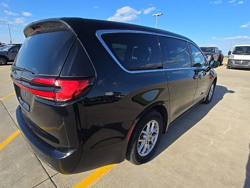 Used 2025 Chrysler Pacifica Select FWD image 5