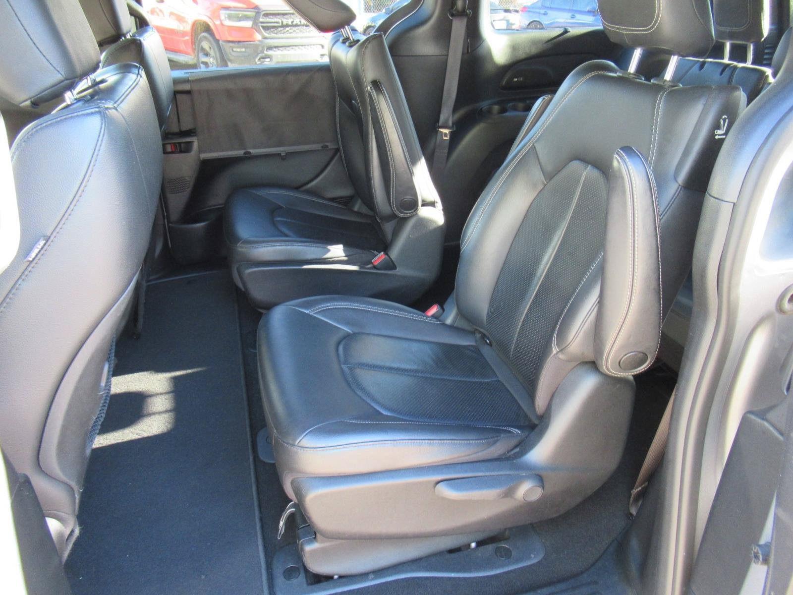 Used 2019 Chrysler Pacifica Touring-L w/ S Appearance Package FWD image 28