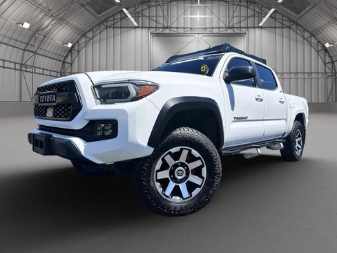 Used 2018 Toyota Tacoma SR5 RWD image 3
