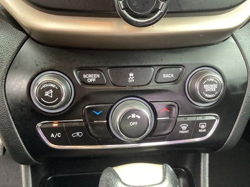 Used 2015 Jeep Cherokee Latitude AWD/4WD image 32