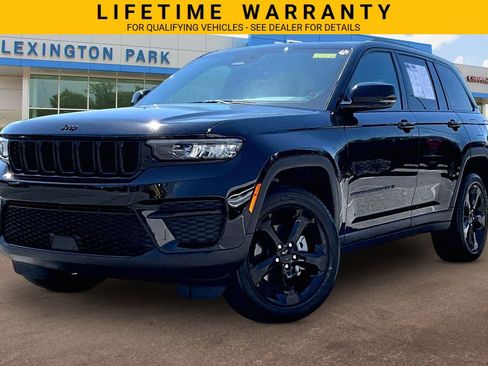 Used 2025 Jeep Grand Cherokee Altitude RWD image 12