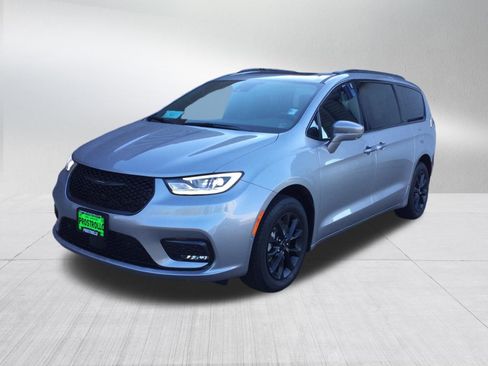 Used 2021 Chrysler Pacifica Limited w/ Uconnect Theater Family Group AWD/4WD image 2
