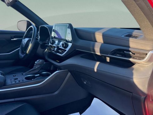 Used 2023 Toyota Highlander XSE image 32