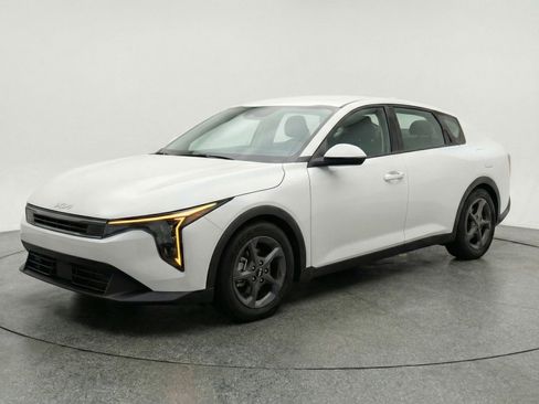 Used 2025 Kia K4 FWD image 3