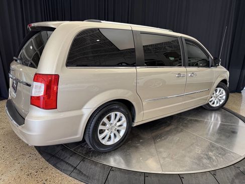 Used 2016 Chrysler Town & Country Limited Platinum image 8