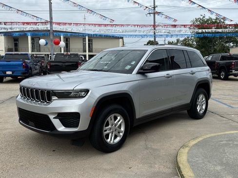 Used 2024 Jeep Grand Cherokee Laredo RWD image 3