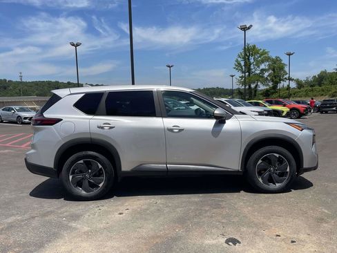 Used 2024 Nissan Rogue SV FWD image 2