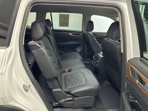 Used 2025 Volkswagen Atlas SE image 16