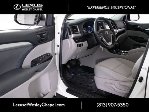 Used 2019 Toyota Highlander LE FWD image 13