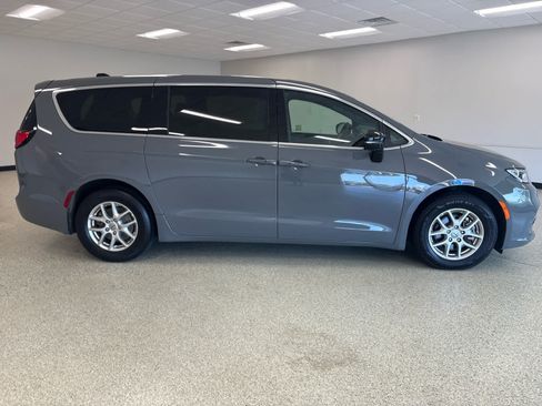 Used 2025 Chrysler Pacifica Select FWD image 4