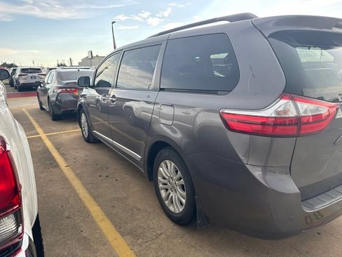Used 2015 Toyota Sienna XLE w/ XLE Navigation Package FWD image 3