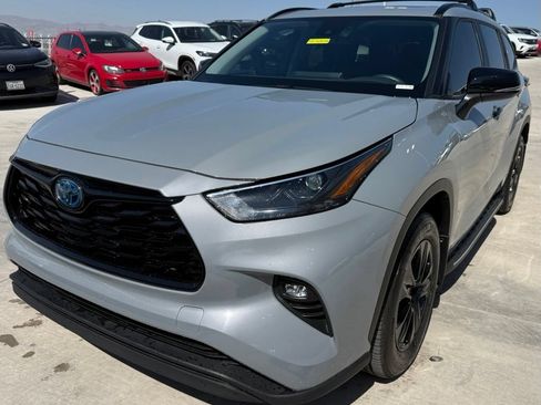 Used 2024 Toyota Highlander XLE FWD image 3