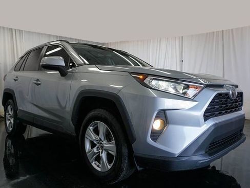 Used 2019 Toyota RAV4 XLE w/ Convenience Package FWD image 2