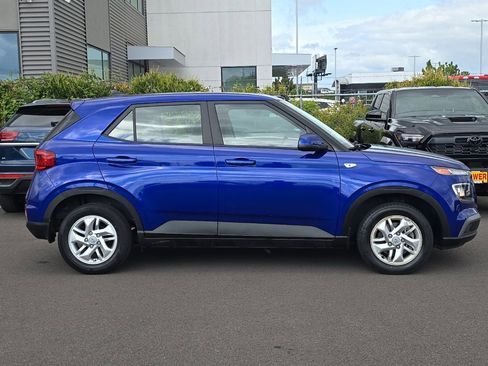 Used 2021 Hyundai Venue SE FWD image 3