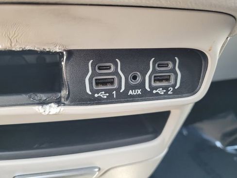 Used 2023 Chrysler Pacifica Touring-L FWD image 25