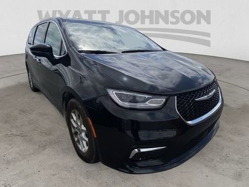 Used 2023 Chrysler Pacifica Touring-L FWD image 13