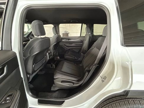 Used 2025 Jeep Grand Cherokee L Laredo image 45
