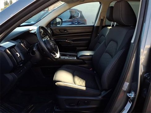 Used 2024 Nissan Pathfinder SV image 12