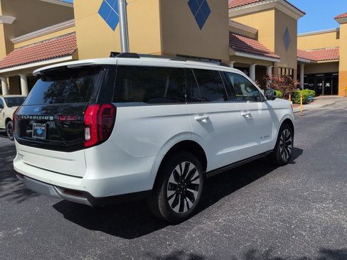 Certified 2025 Ford Expedition Platinum w/ Driver's Package AWD/4WD image 4