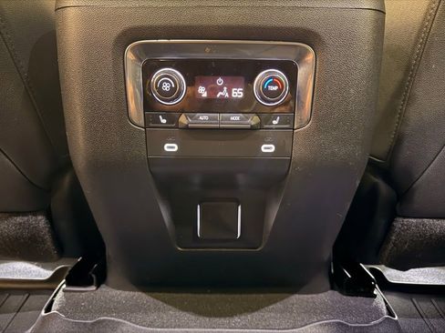 Used 2022 Chevrolet Suburban LT w/ Luxury Package image 33