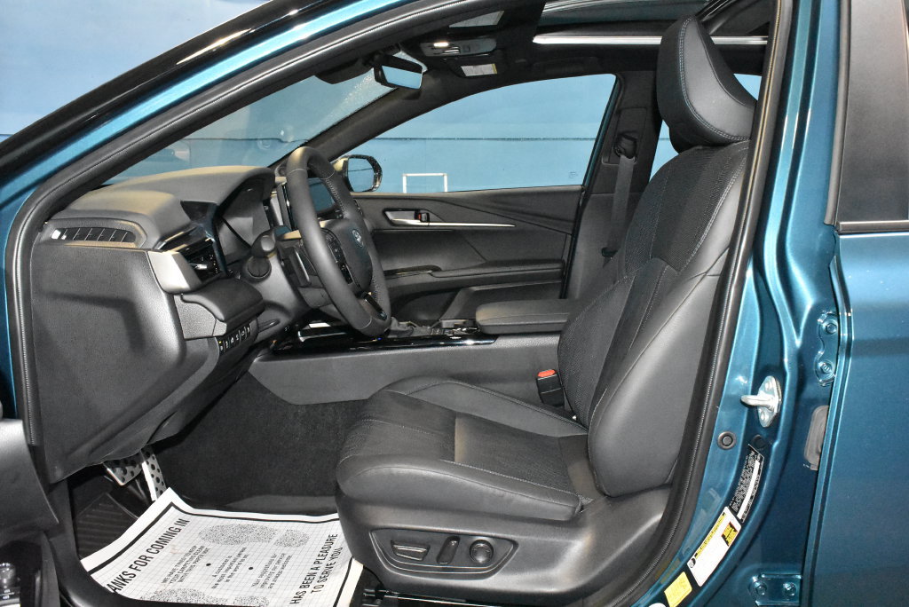 Used 2025 Toyota Camry XSE w/ Premium Plus Package AWD/4WD image 6