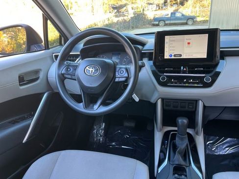 Used 2024 Toyota Corolla Cross L image 16