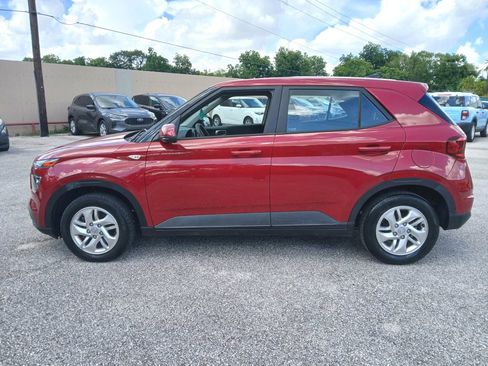 Used 2021 Hyundai Venue SE FWD image 4