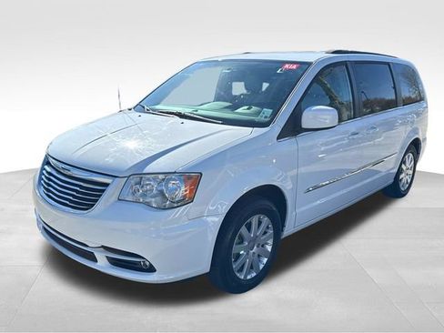 Used 2015 Chrysler Town & Country Touring image 3