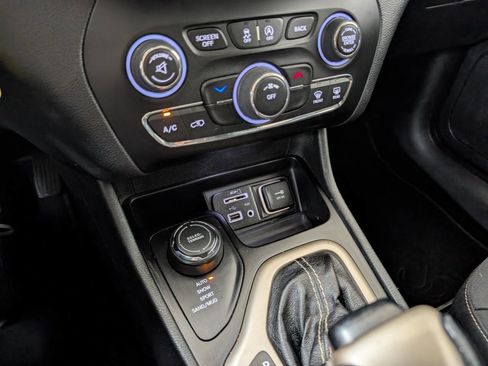 Used 2015 Jeep Cherokee Latitude w/ Cold Weather Group image 12