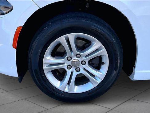 Used 2019 Dodge Charger SXT image 10