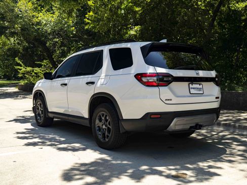 Used 2024 Honda Pilot TrailSport image 7