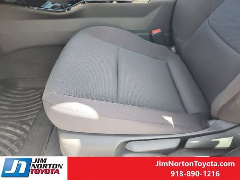 Used 2025 Toyota Prius LE FWD image 23