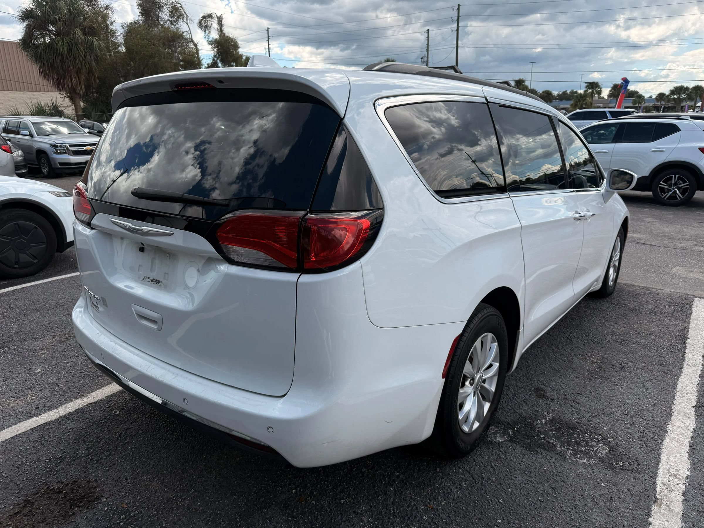 Used 2017 Chrysler Pacifica Touring-L FWD image 4