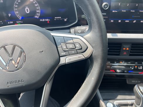 Certified 2025 Volkswagen Jetta SE w/ Sunroof Package FWD image 17