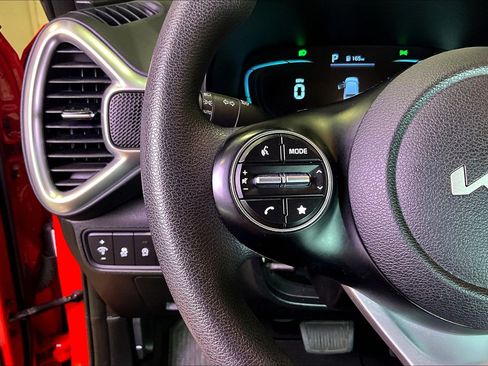 Used 2025 Kia Soul LX w/ LX Technology Package FWD image 12