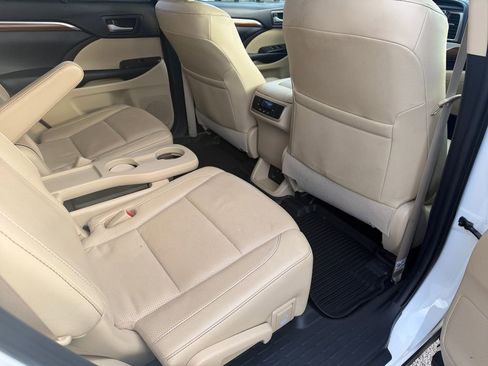 Used 2019 Toyota Highlander Limited image 18