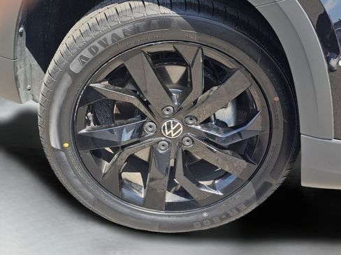 Used 2023 Volkswagen Taos SE w/ Panoramic Sunroof Package AWD/4WD image 17