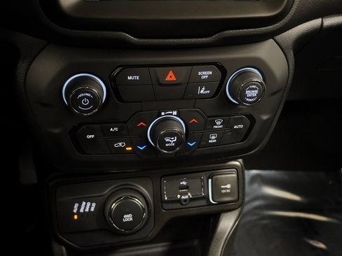 Certified 2023 Jeep Renegade Latitude image 30