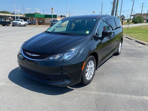 Used 2020 Chrysler Voyager LX FWD image 3