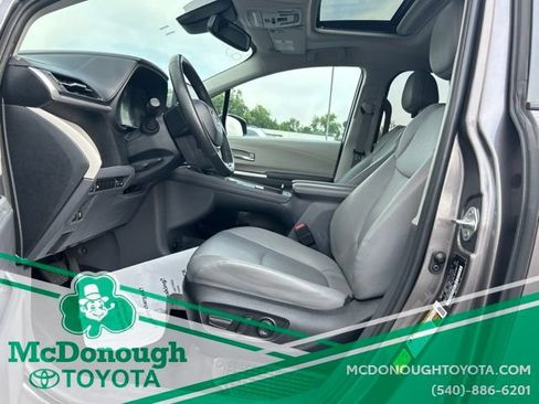 Used 2023 Toyota Sienna XLE FWD image 17
