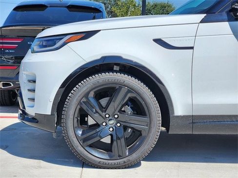 Used 2024 Land Rover Discovery Metropolitan Edition image 6