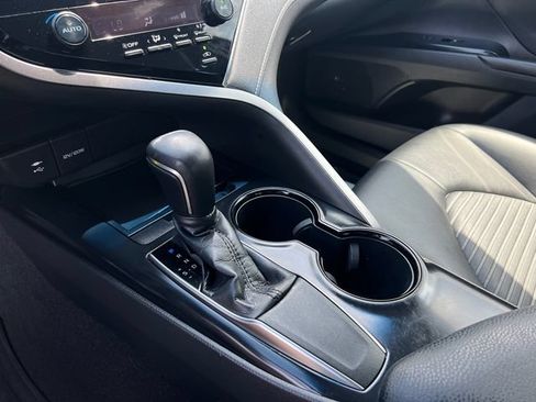 Used 2018 Toyota Camry SE FWD image 19